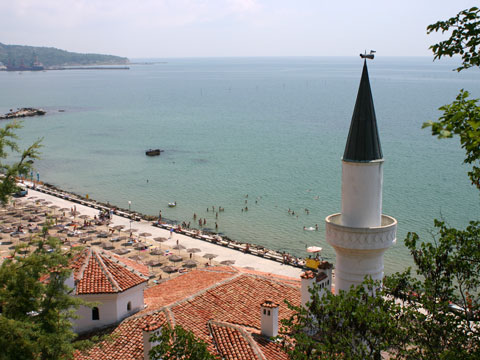 balchik-palace-overlooking-beach-480x360