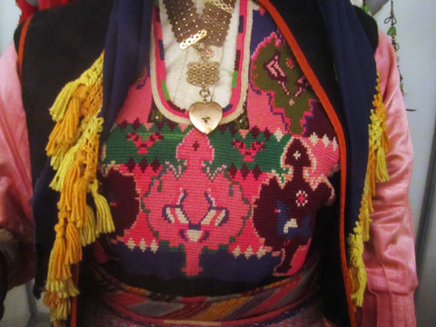 traditional-dress-detail-02