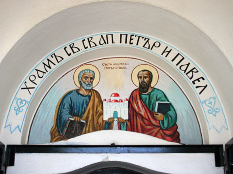Picture of the Apostles Peter and Paul above the church entrance