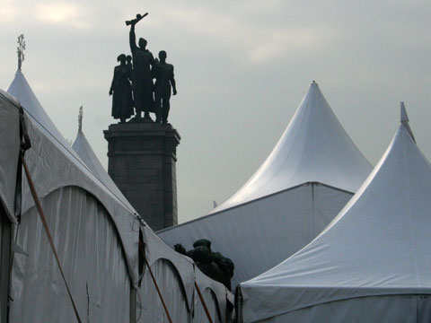 koledaria-tents-w-monument-480x360