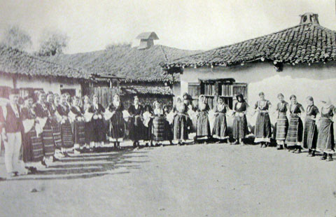 bulgarian-peasants-dancing-the-horo